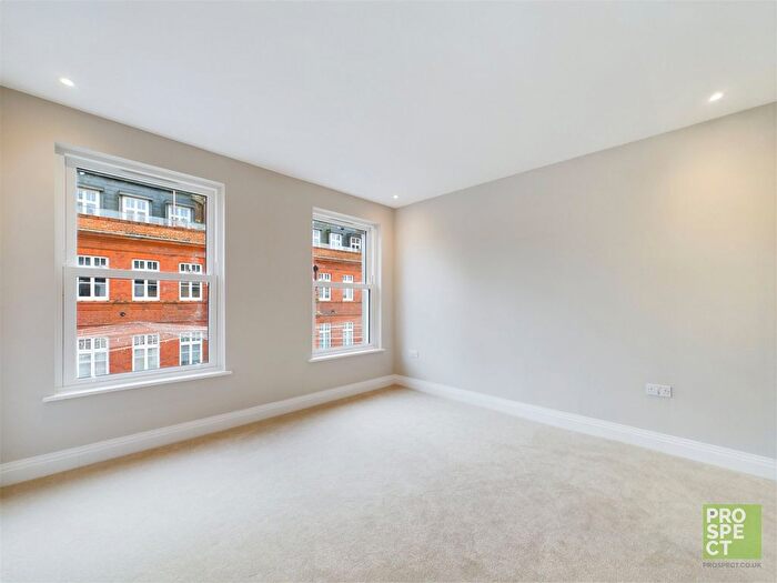 2 Bedroom Flat To Rent In West Street, Maidenhead, Berkshire, SL6