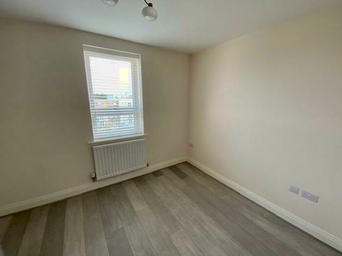 2 Bedroom Apartment To Rent In Heron Way, Maidenhead, SL6