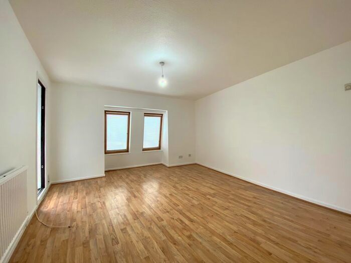 1 Bedroom Flat To Rent In Downside Close, London, SW19