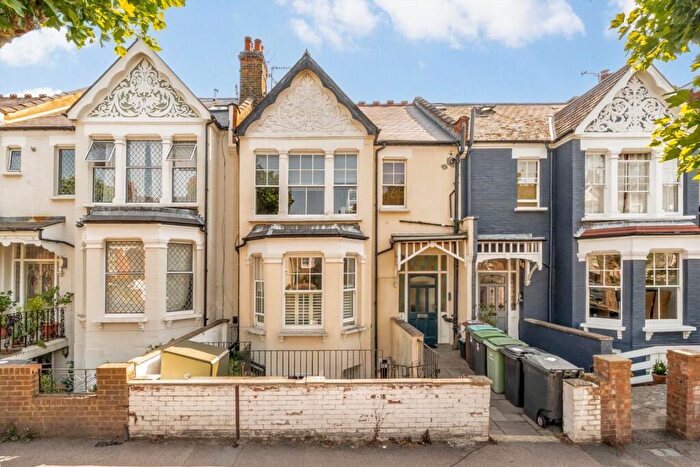 2 Bedroom Flat For Sale In Methuen Park, London, N10
