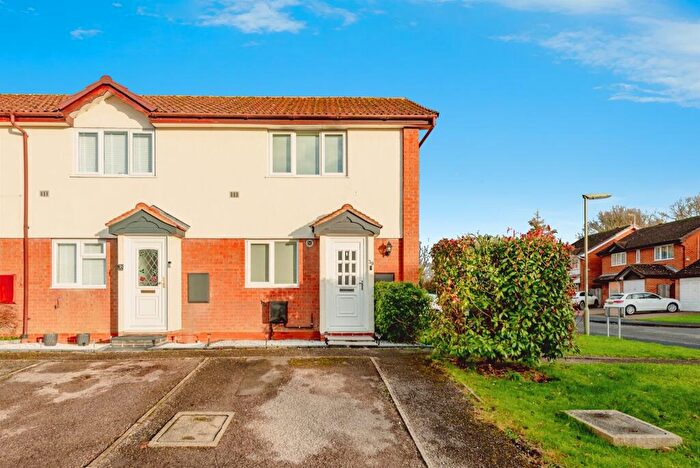 2 Bedroom End Of Terrace House For Sale In Hayes Walk, Smallfield, Horley, RH6
