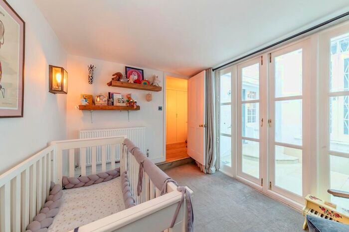 2 Bedroom Flat To Rent In Elsham Road, London, W14