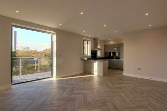 2 Bedroom Flat To Rent In Bedroom Flat &ndash; Brookmans Place, Green Close, AL9