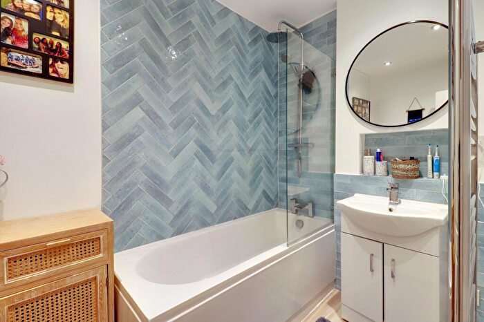 1 Bedroom Flat For Sale In Bridge Road, East Molesey, KT8