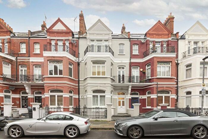 4 Bedroom Flat To Rent In Castletown Road, West Kensington, W14