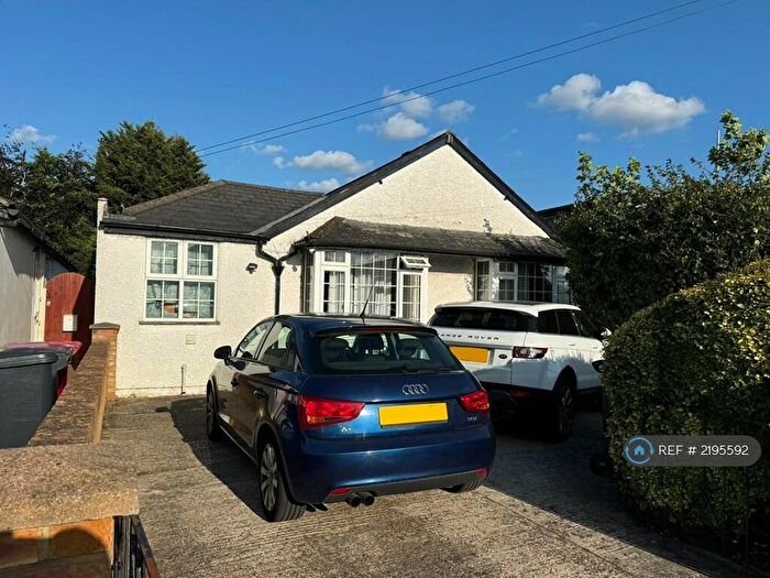 3 Bedroom Bungalow To Rent In Mead Way, Slough, SL1