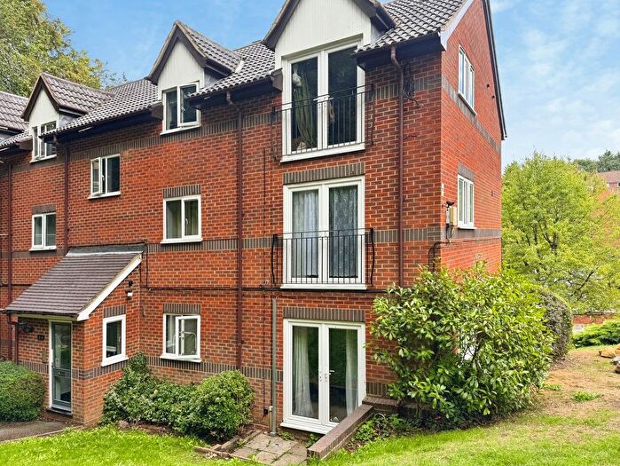2 Bedroom Flat For Sale In Edmunds Gardens, High Wycombe, Buckinghamshire, HP12