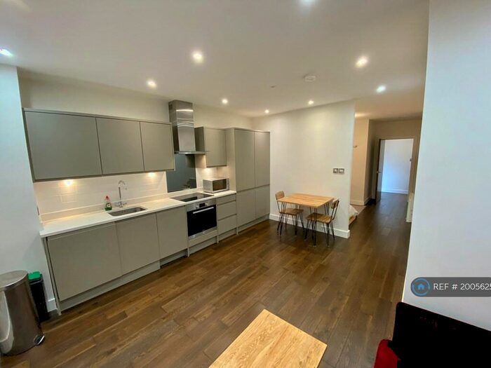 Studio To Rent In Walsingham House, London, N20