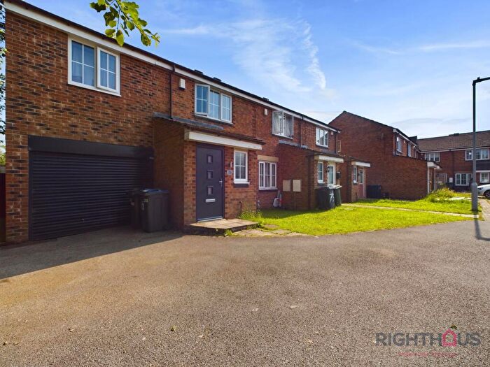3 Bedroom End Of Terrace House For Sale In Lime Vale Way, Bradford, BD6