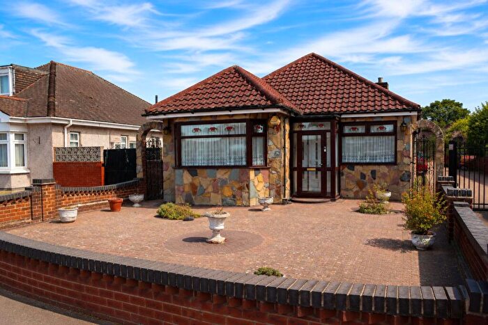 3 Bedroom Detached Bungalow For Sale In Lower Mardyke Avenue, Rainham, Havering, RM13