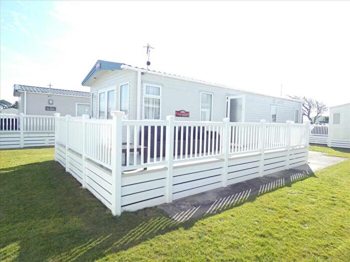 2 Bedroom Caravan For Sale In Fields Place, Hoburne Naish - Christchuch Road, Barton On Sea, BH25