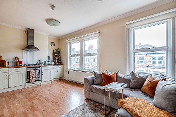2 Bedroom Flat To Rent In Sandmere Road, London, SW4