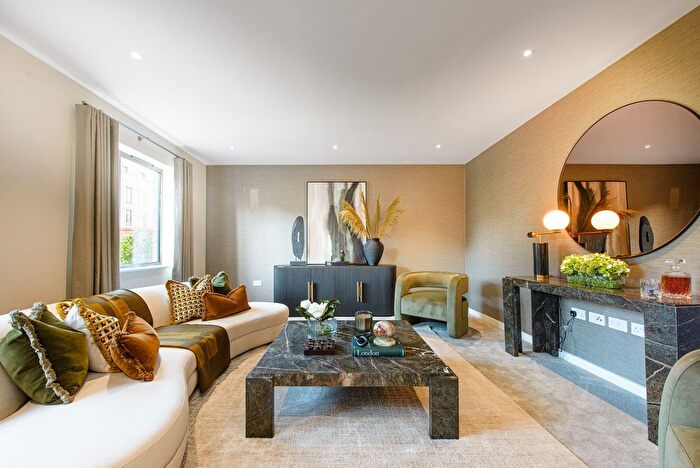 4 Bedroom Houseboat For Sale In Trent Park, Enfield, Barnet, EN4
