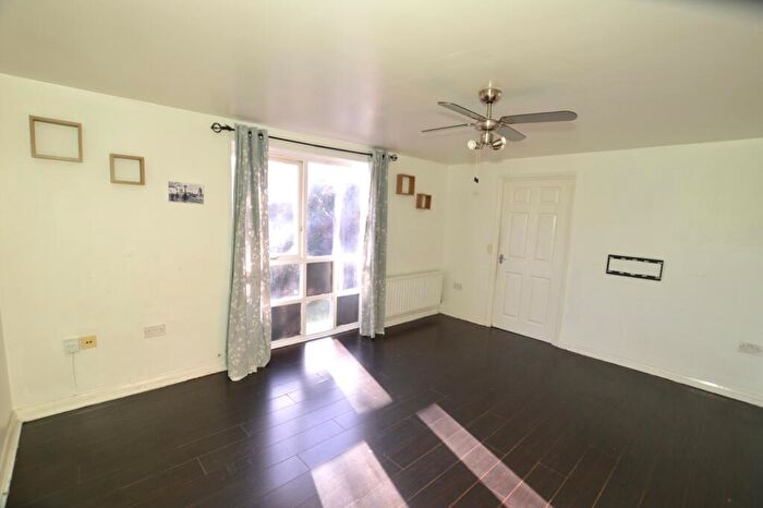 2 Bedroom Flat For Sale In Albatross Close, London, E6