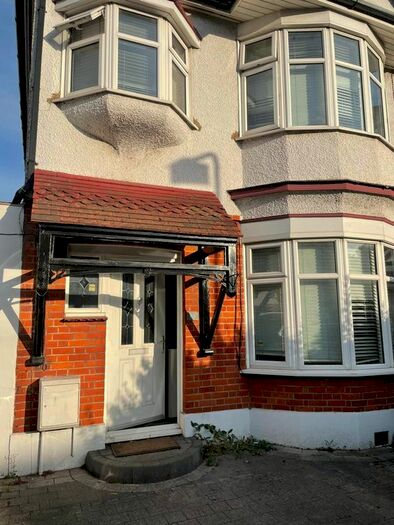 5 Bedroom Detached House To Rent In Grove Road, Romford, RM6