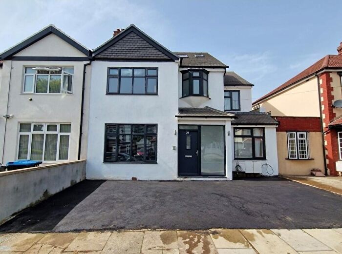 3 Bedroom Ground Maisonette To Rent In Elm Way, London, NW10