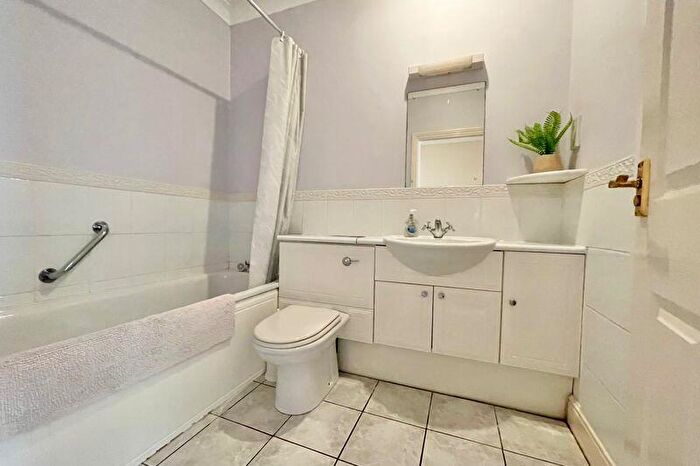 3 Bedroom End Of Terrace House For Sale In High Steet, Claygate, KT10