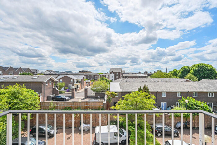2 Bedroom Flat For Sale In Millennium Drive, Isle Of Dogs, London, E14
