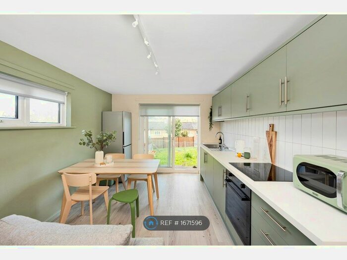 3 Bedroom Flat To Rent In Poplar Close, Bath, BA2