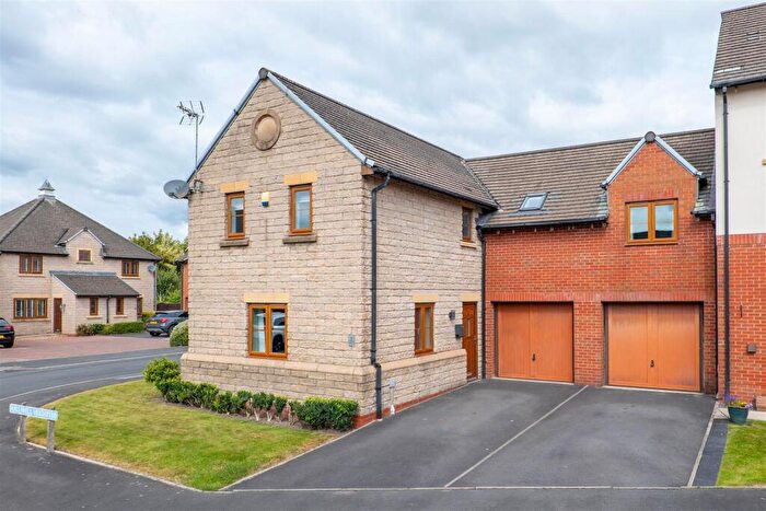 4 Bedroom End Of Terrace House For Sale In Halliwell Heights, Walton-Le-Dale, Preston, PR5