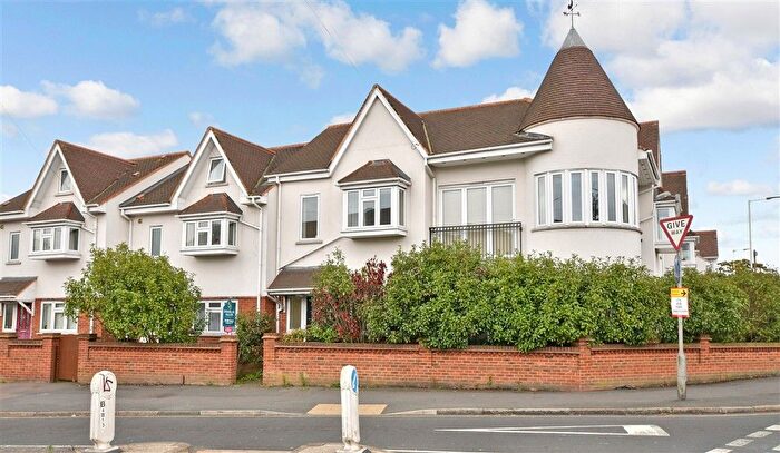 2 Bedroom Flat For Sale In Squirrels Heath Lane, Gidea Park, Essex, RM2