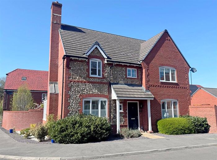 4 Bedroom Detached House For Sale In Meadowbrook, Woolton Hill, Newbury, RG20