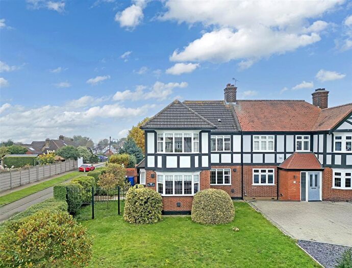 3 Bedroom Semi-Detached House For Sale In Wood View, Grays, RM17