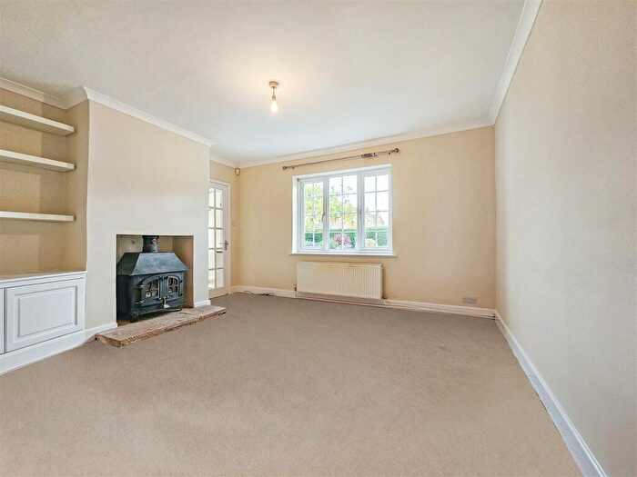 3 Bedroom Detached Bungalow For Sale In Longmoor Avenue, Lowdham, Nottingham, NG14