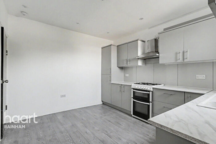 3 Bedroom Cottage For Sale In New Road, Rainham, RM13