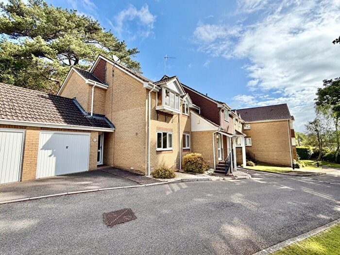 2 Bedroom Apartment For Sale In Sunningdale Gardens, Broadstone, BH18