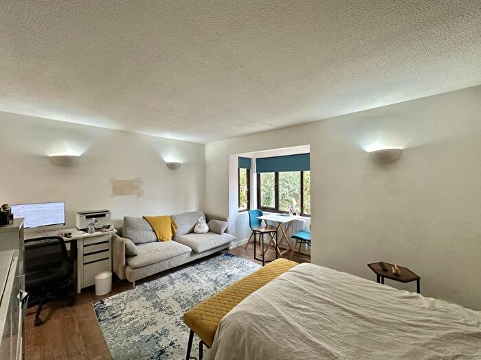 Studio For Sale In Pikestone Close, Hayes, UB4