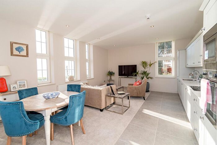 2 Bedroom Apartment For Sale In Wakeley Drive, Gosport, PO12