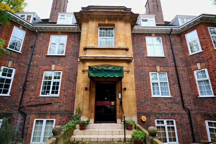 3 Bedroom Flat To Rent In Bishops Court, East Finchley, N2