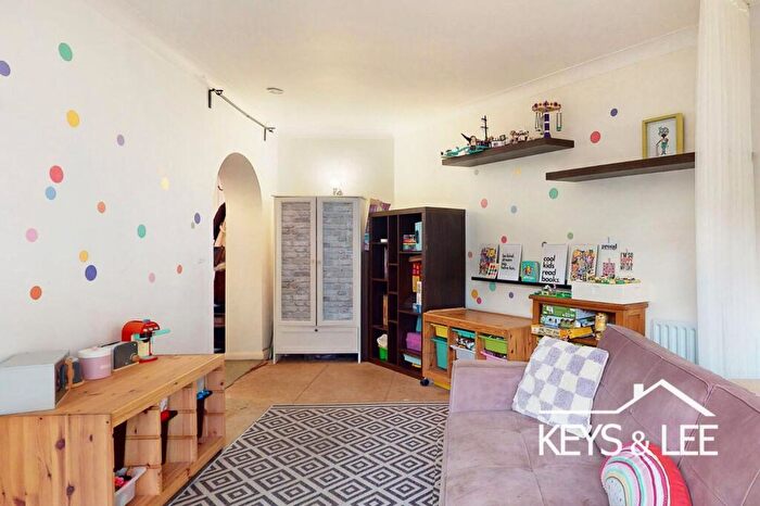 3 Bedroom End Of Terrace House For Sale In Peartree Gardens, Romford, RM7