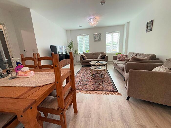 2 Bedroom Flat To Rent In Bunns Lane, NW7