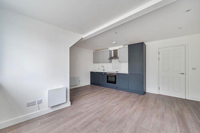 2 Bedroom Flat To Rent In West Street Reigate, RH2