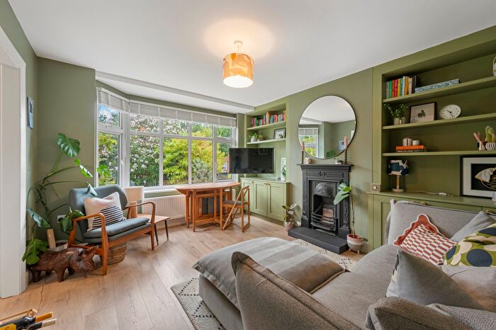 2 Bedroom Maisonette For Sale In Villiers Close, Surbiton, KT5