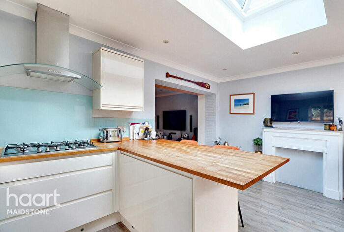 3 Bedroom End Of Terrace House For Sale In Park Way, Maidstone, ME15