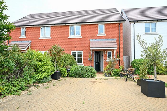 3 Bedroom Semi Detached House For Sale In Narrowleaf Drive, Ringwood, BH24