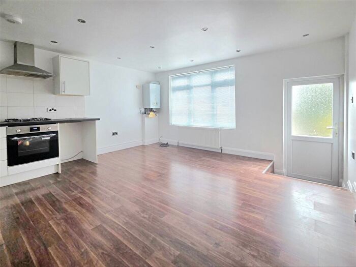 3 Bedroom Apartment To Rent In Broadway, Bexleyheath, DA6