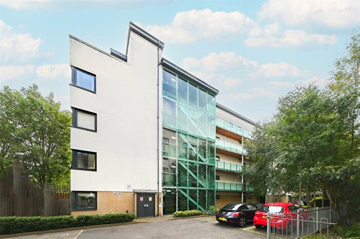 2 Bedroom Flat To Rent In Green Lanes, London, N4