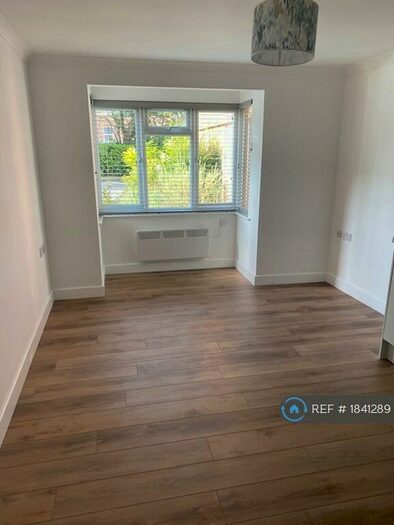 2 Bedroom Flat To Rent In Trimmers Field, Farnham, GU9