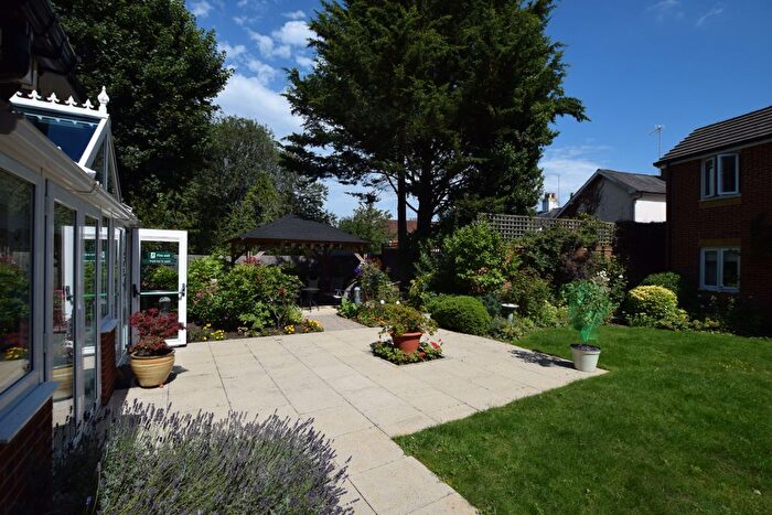 1 Bedroom Flat For Sale In Clover Leaf Court, Ackender Road, Alton, Hampshire, GU34
