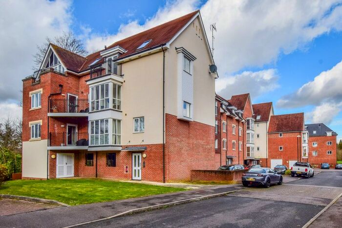 2 Bedroom Flat To Rent In Stone Court, Crawley, RH10