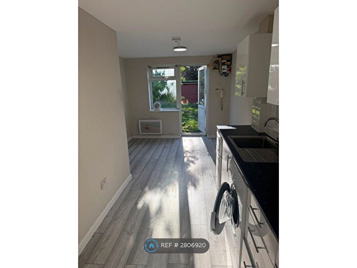 Studio To Rent In Hendon Way, London, NW2