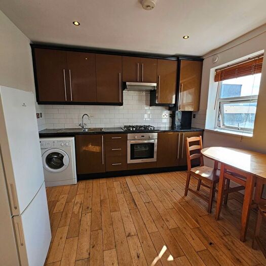 2 Bedroom Flat To Rent In Bethnal Green Road, London, E2