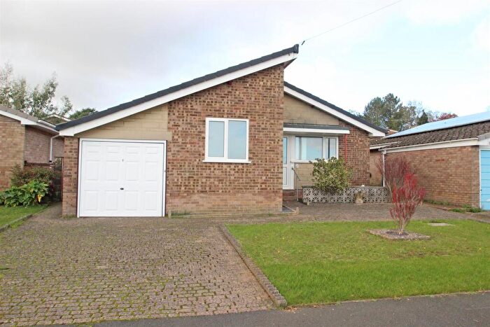 3 Bedroom Detached Bungalow To Rent In Whitehead Crescent, Wootton Bridge, Ryde, PO33