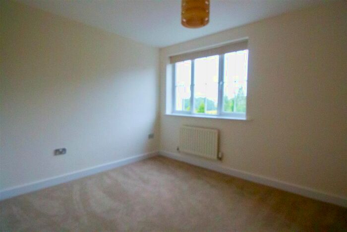 2 Bedroom Flat To Rent In Large Flat With Garage | Highbank, H. Heath, RH16