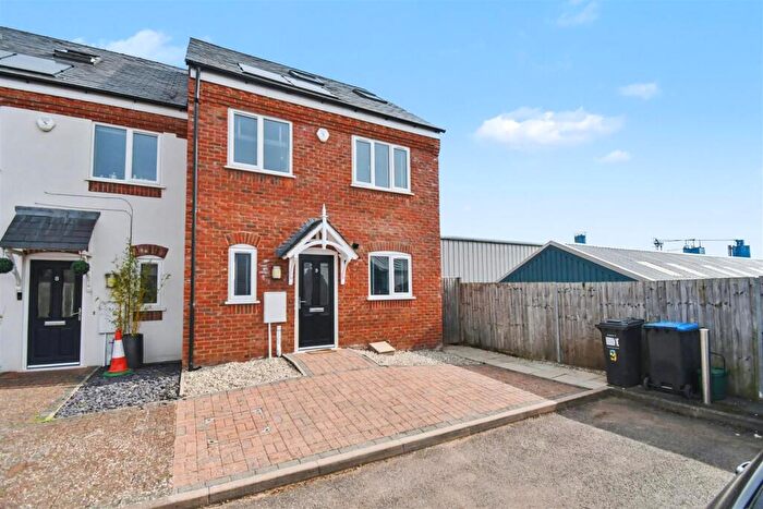 3 Bedroom End Of Terrace House For Sale In High Bank, Lower Cape, Warwick, CV34