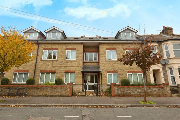 2 Bedroom Flat To Rent In Ashville Road, Leyton, E11